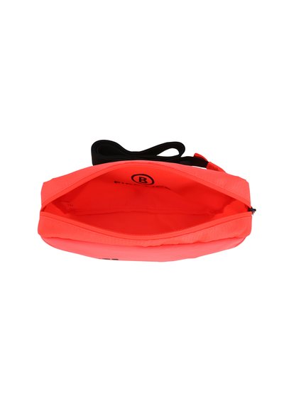 Neon oranžová taška s texturovaným povrchem, zipovým uzávěrem a černým popruhem. Interiér má hladkou podšívku s logem a dostatek úložného prostoru.