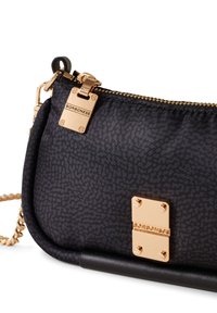 Sac en tissu noir à motif, avec des garnitures dorées, une fermeture éclair et une bandoulière en chaîne. Présente une plaque logo et une texture lisse.