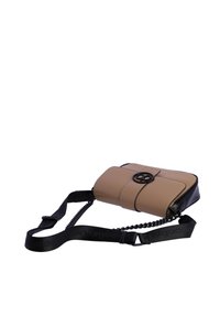 Bolso bandolera beige y negro con diseño acolchado, que presenta un logo prominente, correa ajustable y textura suave.