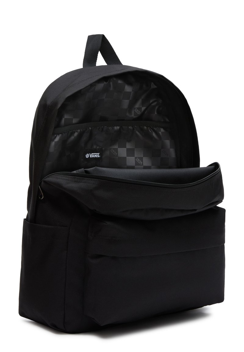 Mochila de tela negra con un acabado texturizado. Cuenta con un interior espacioso, un bolsillo frontal con cremallera y una etiqueta con el logo. Incluye correas ajustables.