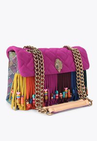 Borsa a tracolla multicolore con frange, flap in suede rosa trapuntato, tracolla in catena dorata, perline decorative e chiusura a forma di conchiglia.