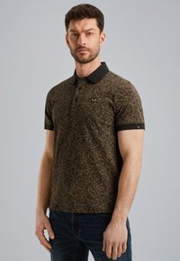 Sort og brun mønstret polo-shirt med krave og tre knapper, der har korte ærmer og et lille logo på brystet.