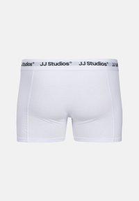 Weiße Baumwoll-Boxershorts mit einem schwarzen elastischen Bund, der das Branding 'JJ Studios' trägt. Glatte Textur und taillierte Passform.