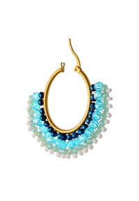 Kultainen rengaskorvakoru, jossa on kolme riviä monisäikeisiä helmiä tummansinisinä, vedensinisinä, vaaleanvihreinä sekä pieniä valkoisia helmiä ulkoreunalla.