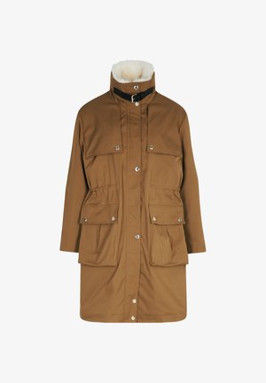 Parka marrón con un cuello alto, forro de piel, botones de presión y dos grandes bolsillos frontales. Cuenta con una cintura ajustable con un cinturón.