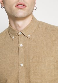 Only & Sons ONSNIKO LIFE SHIRT - Camisa - kangaroo
