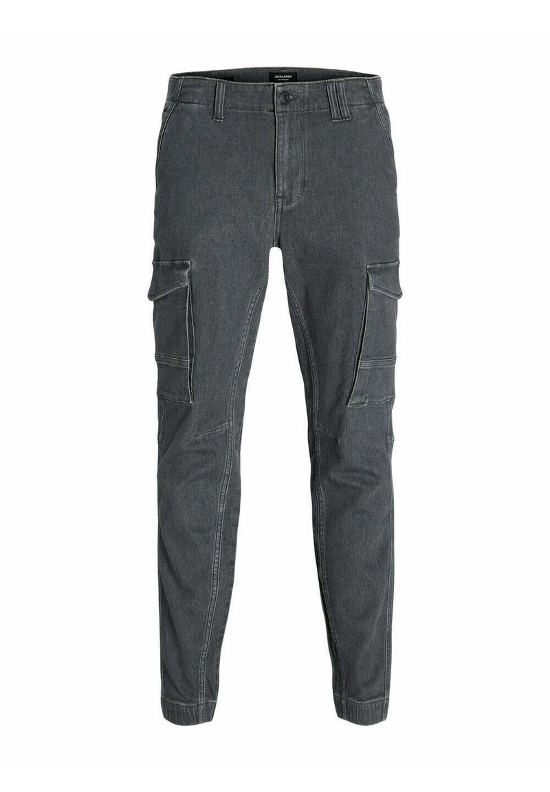 Pantalones cargo de denim gris con corte ajustado, que cuentan con dos bolsillos laterales, cierre de botón, trabillas para cinturón y puños en los tobillos.
