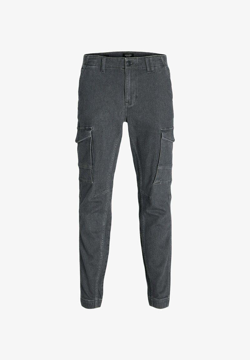 Pantalones cargo de denim gris con corte ajustado, que cuentan con dos bolsillos laterales, cierre de botón, trabillas para cinturón y puños en los tobillos.