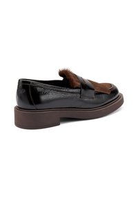 Mocassino in pelle nera con accento in pelliccia marrone; presenta una suola spessa marrone e una fascia sul davanti; texture liscia con finitura lucida.