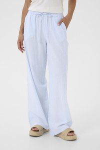 Pantaloni a righe blu chiaro con una vestibilità comoda, vita elastica, coulisse e tasche laterali. Indossati con sandali espadrillas beige.