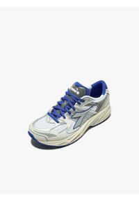 Scarpa sportiva da uomo in argento e blu con tomaia in rete, collo imbottito, lacci a contrasto e suola in gomma testurizzata con motivi distintivi.