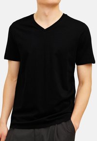 Sort kortærmet V-neck t-shirt lavet af blødt stof, med en afslappet pasform og en glat overflade. Ingen mønstre eller grafik.