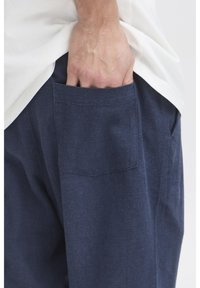 Solid SDALANN LINEN MIX STRAIGHT FIT - Pantaloni de trening - insignia blue