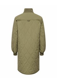 Long manteau matelassé vert olive avec col et poignets côtelés, présentant des surpiqûres verticales courbes dans le dos.