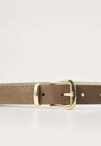 Ceinture en suède marron avec une boucle en métal doré, dotée de cinq trous d'ajustement et d'un bord piqué pour les détails.