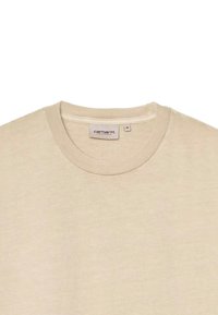 Beige Baumwoll-T-Shirt mit Rundhalsausschnitt. Schlichte Gestaltung mit einem Etikett mit der Aufschrift "Carhartt" und der Größe "M" im Innenkragen.