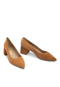 Bordo ženski črvi z blok petami, s konicami in bež notranjostjo na beli podlagi.