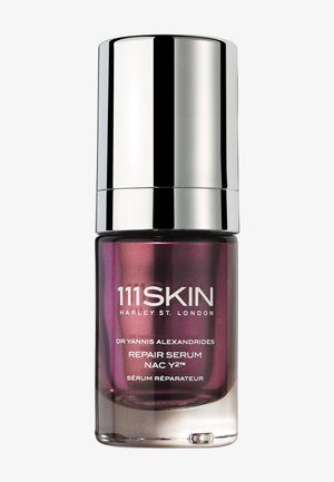 Szklana butelka z metalową srebrną zakrętką zawierająca ciemnofioletowe serum 111SKIN Repair Serum NAC Y2 autorstwa dr. Yannisa Alexandrisa.