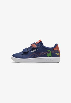 Zapatilla para niños de Puma azul marino con dos correas de velcro, lengüeta naranja en el talón, detalles de dinosaurios verde y amarillo volador, suela blanca.