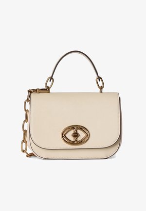 Sac à main en cuir crème avec une bandoulière chaîne dorée, une poignée supérieure et un fermoir doré en forme d'œil sur le rabat avant.