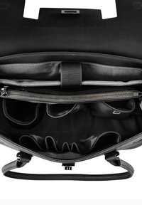Bolso de mano de cuero negro abierto para mostrar múltiples compartimentos, incluyendo un bolsillo con cremallera, ranuras para organizador y un área principal de almacenamiento.