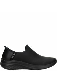 Zwarte instap schoenen van glad leer met een laag uitgesneden ontwerp, voorzien van een gestructureerde rubberen zool en subtiele logodetail op de hak.