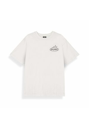 Wit T-shirt met korte mouwen, voorzien van een kleine zwarte vlamgrafiek en het woord "GRIMEY" op het linkerborstgebied.