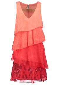 Lag på lag kjole med v-hals, gennemsigtig koral- og rød stof, blomster mønstre og et dekorativt rødt blomstermotiv i sømmen.