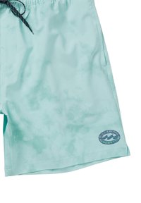 Costume da bagno turchese con cintura regolabile, motivo nuvoloso sbiadito, una tasca laterale e un'etichetta circolare blu sul lato inferiore sinistro.