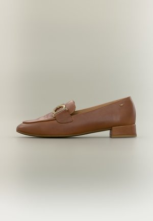 Mocassin en cuir marron à talon bas avec boucle dorée et petit logo sur le talon, montré de profil sur un fond clair.