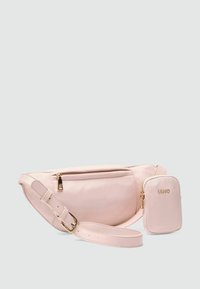 Pochette banane en simili cuir rose avec quincaillerie dorée, comprenant un compartiment principal zippé, une sangle réglable et une mini pochette détachable.