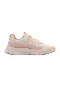 Zapatilla deportiva ligera en blanco y melocotón suave, con parte superior de malla, suela acolchada, acentos texturizados y sistema de cordones estándar.