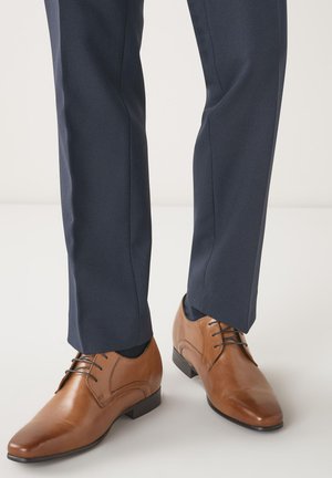 Zapatos con cordones - tan
