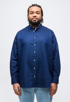 Tommy Hilfiger, PLUS REGULAR FIT LINEN BLEND GRANDAD COLLAR SHIRT - Košile - carbon navy