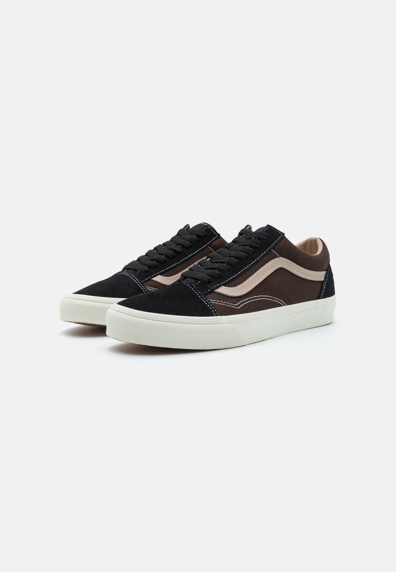 Sneaker aus schwarzem Wildleder mit braunen Akzenten, strukturiertem Obermaterial, weißer Gummisohle und schwarzen Schnüren. Mit ikonischem seitlichem Streifen-Design.