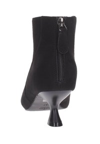 Stivale alla caviglia nero con una finitura in suede morbido, dotato di una cerniera posteriore e di un design unico del tacco curvo.