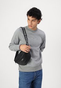 Tommy Hilfiger LOGO TIPPED CREWNECK - Sudadera - medium grey heather