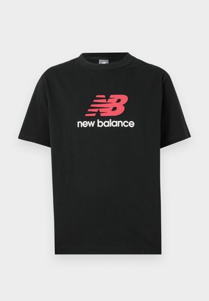 Camiseta de algodón negra con mangas cortas, que presenta un destacado logo en rojo y blanco de "New Balance" en el pecho. Diseño clásico de cuello redondo.