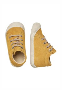 Žluté semišové boty pro batolata se béžovými tkaničkami, gumovými podešvami a texturovanou špičkou. Zaoblený tvar se stehovými detaily.