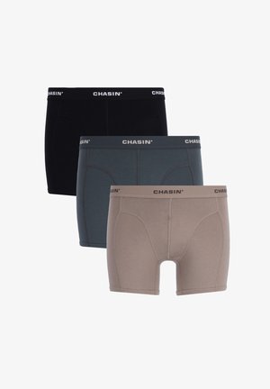 Pacco di tre boxer: nero, grigio scuro e marrone chiaro. Ognuno presenta una morbida miscela di cotone, una cintura elastica con il logo "CHASIN'" e un design funzionale.