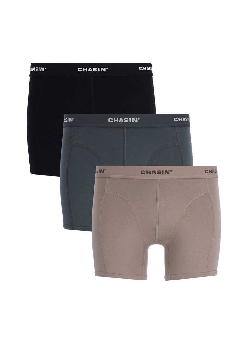 Paket treh bokseric: črna, temno siva in svetlo rjava. Vsak ima mehak bombažni material, elastičen pas z logotipom "CHASIN'" in funkcionalno zasnovo.