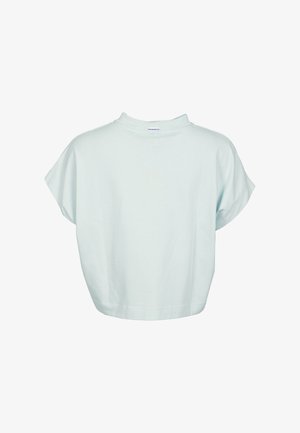 Lichtblauw cropped top met korte mouwen, een hoge ronde halslijn en een losse pasvorm, weergegeven op een effen witte achtergrond.
