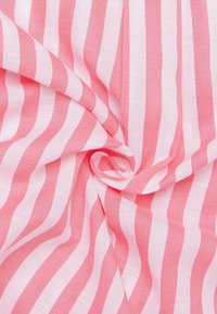 Tessuto a righe rosa e bianche, realizzato in materiale leggero, presenta una texture liscia con righe alternate larghe e strette.