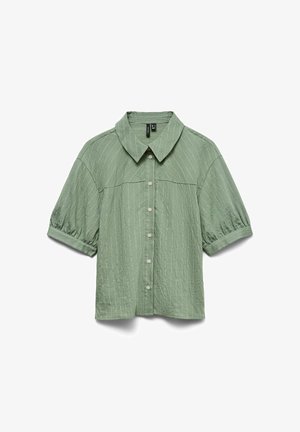 Chemise à manches courtes vert clair avec boutons, col large et fines rayures verticales, en tissu texturé.