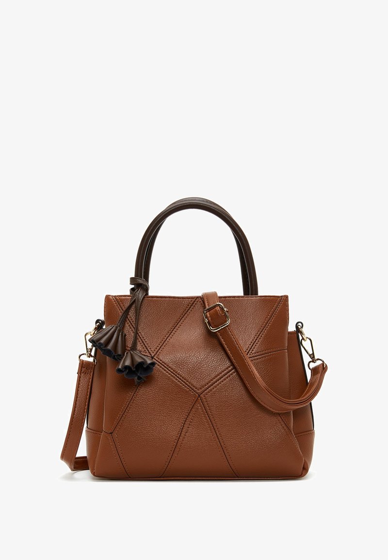 Sac à main en cuir marron avec un design géométrique matelassé, double poignées, bandoulière amovible et pampilles décoratives en marron foncé.