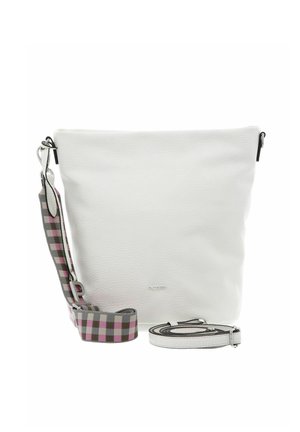 Sac bandoulière en cuir blanc avec fermeture éclair argentée et deux sangles amovibles, une blanche unie et une à motif à carreaux rose, noir et blanc.