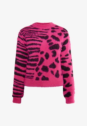 Puszysty różowy sweter z czarnym wzorem w zwierzęce Motywy. Okrągły dekolt, długie rękawy i ściągacze z ribbingu oraz krótki fason.