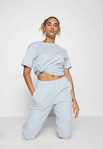 P.E Nation ALL AROUND TRACKPANT - Calças de fato de treino - light blue
