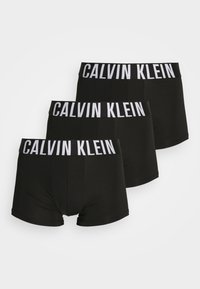 Schwarze Boxershorts von Calvin Klein, mit einem breiten weißen Logo-Bund, glattem Stoff und einem figurbetonten Design bis zur Mitte des Oberschenkels. Drei Paar enthalten.