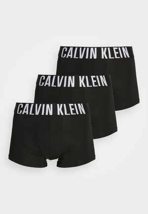 Boxer briefs negros de Calvin Klein, con una amplia cinturilla con logo blanco, fabricados en un tejido suave y con un diseño ajustado de longitud media hasta el muslo. Incluye tres pares.